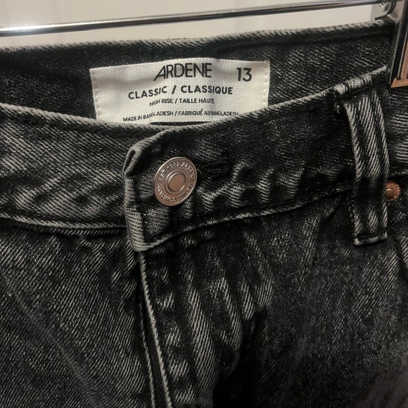 Women’s Ardene classic high rise denim shorts - Picture 2 of 3